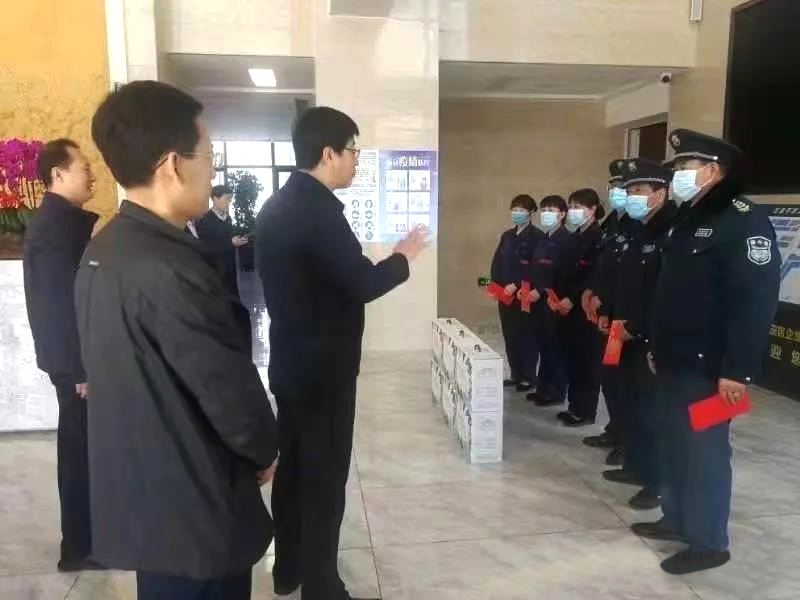 工業(yè)園區(qū)管委會、泓源公司慰問園區(qū)機關保安門衛(wèi)等一線人員(圖1)