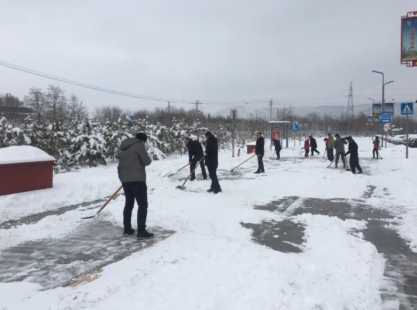 瑞雪兆豐年 掃雪保安全——市產(chǎn)投集團(tuán)團(tuán)委組織開展積雪清掃活動(dòng)(圖1)